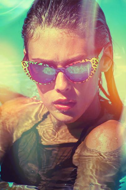 atraktivní dívka s sluneční brýle v bazénu  - Fotografie, Obrázek