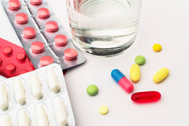Medicínu. Barevné tablety zapít sklenicí vody - Fotografie, Obrázek