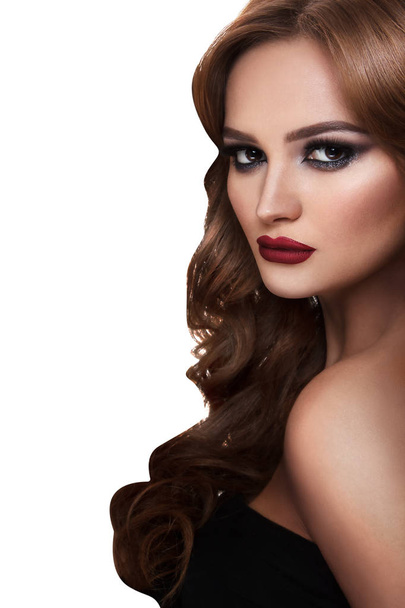 parlak makyaj ile koyu saçlı seksi glamour kız portresi stüdyo - Fotoğraf, Görsel
