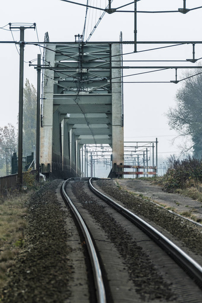 rails en een oude stalen spoorbrug - Foto, afbeelding