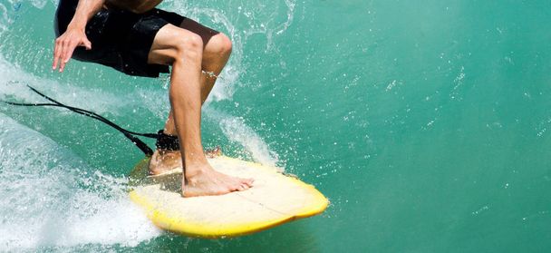 Gambe dei surfisti sulla tavola
 - Foto, immagini