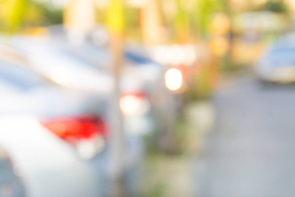 Абстрактний розмитий автомобіль на парковці на відкритому повітрі, задній план автостоянки
 - Фото, зображення