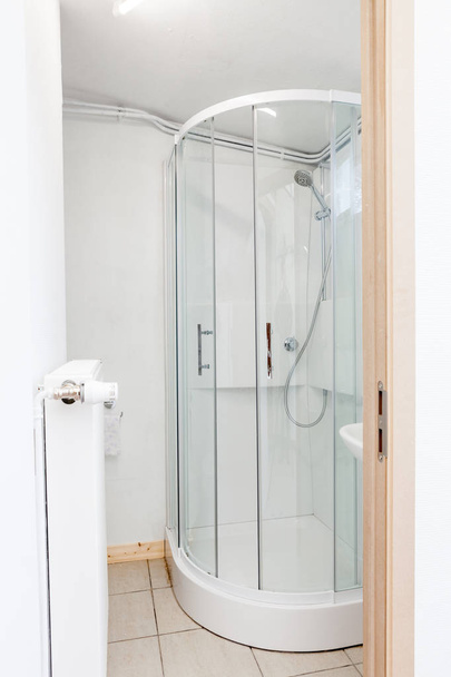 uma cabina de duche
 - Foto, Imagem