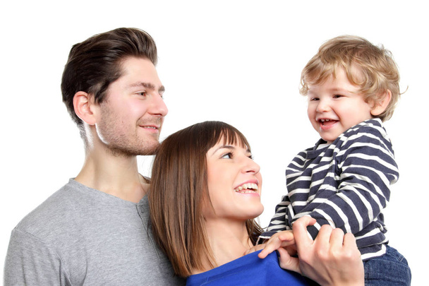 Gelukkige jonge familie, geïsoleerd op een witte achtergrond, uitgesneden, portretten - Foto, afbeelding