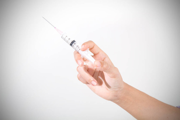 Médico segurando seringa de injeção médica e Medicina de plástico va
 - Foto, Imagem
