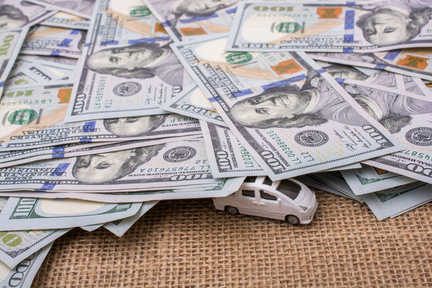 Modelauto gedekt door ons dollar biljetten  - Foto, afbeelding