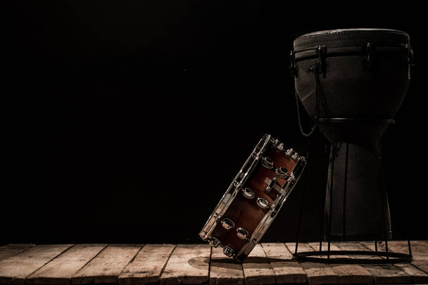 instrumentos de percussão musical no fundo preto tambor Bongo e snare
 - Foto, Imagem