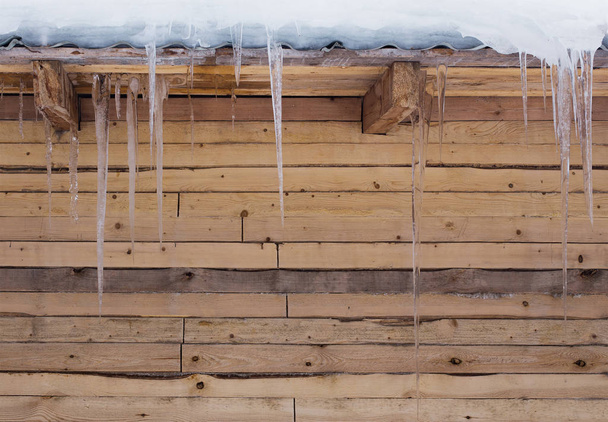 icicles na parede de madeira
 - Foto, Imagem