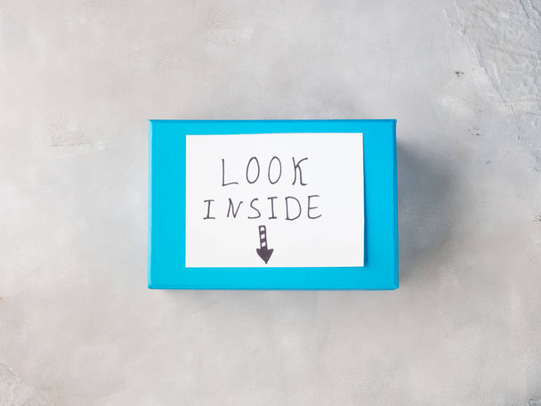 Boîte bleue avec carte papier Look Vue intérieure du dessus
 - Photo, image