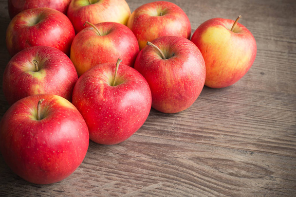 Сочные яблоки на деревянной доске
 - Фото, изображение