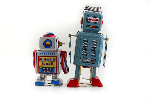Beyaz arka plan üzerinde izole iki vintage teneke oyuncak robot - Fotoğraf, Görsel