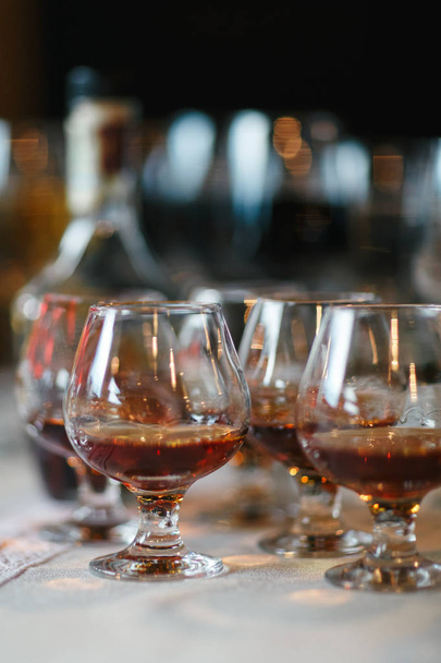  Gläser mit Cognac - Foto, Bild