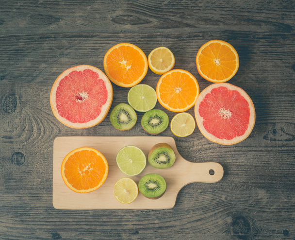Trancher des fruits frais sur une table en bois
 - Photo, image