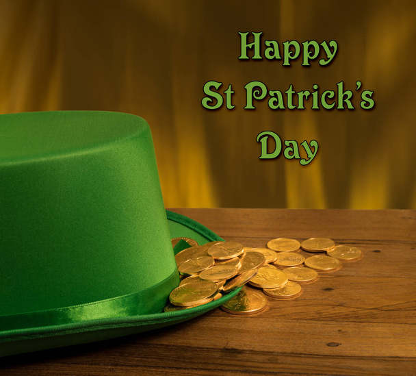 Montón de monedas de oro en el interior del sombrero verde Día de San Patricio
 - Foto, imagen