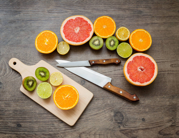 Fruta recién cortada, tabla de cortar y cuchillos
 - Foto, Imagen