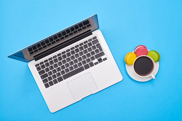 Tiro elegante de um laptop de prata e xícara de café com colorido
  - Foto, Imagem