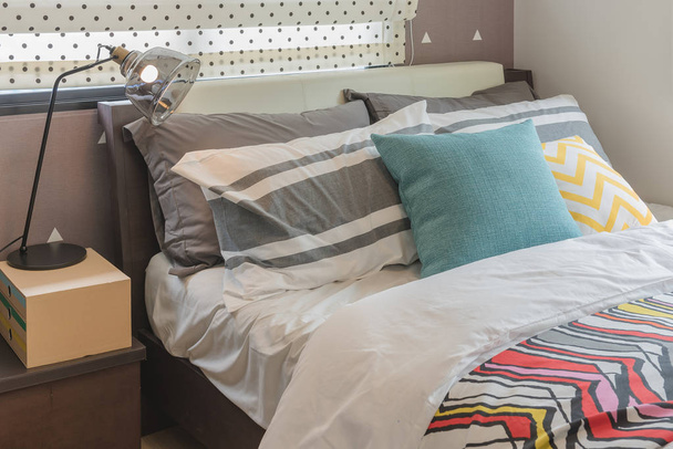 barevné polštáře na postel v moderní ložnici stylu  - Fotografie, Obrázek