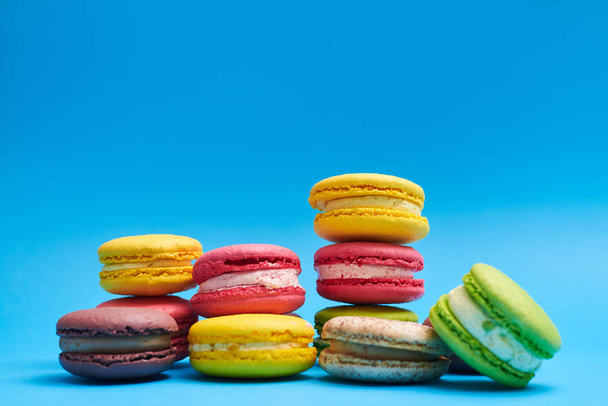 Close-up of tasty macaroons gathered in stacks - Foto, imagen