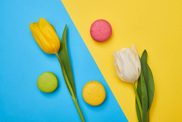 Hoge hoek van een mooie compositie bestaat uit lente tulpen en m - Foto, afbeelding
