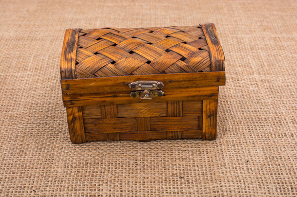 Caja de madera marrón sobre tela marrón
 - Foto, Imagen