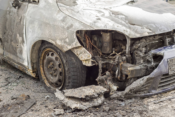 coche quemado en la calle
 - Foto, imagen