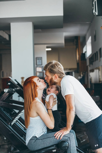 Young family with little boy in the gym - Φωτογραφία, εικόνα