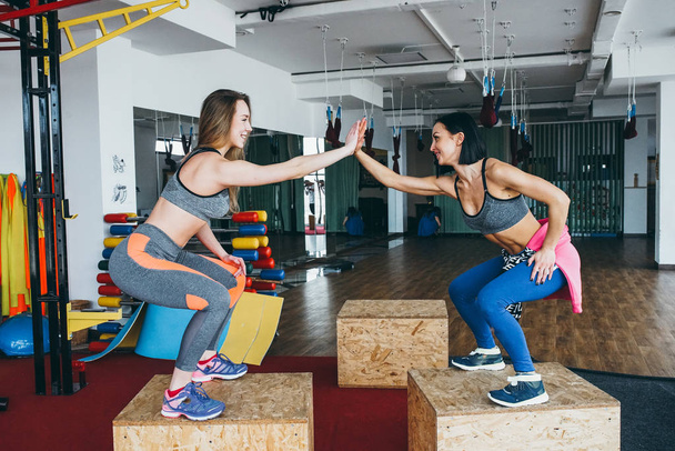 Dos hermosas chicas juntas en una sala de fitness - Foto, imagen