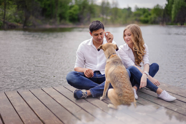 Αγάπη ζευγάρι στη λίμνη, με σκύλο, μια ιστορία αγάπης - Φωτογραφία, εικόνα