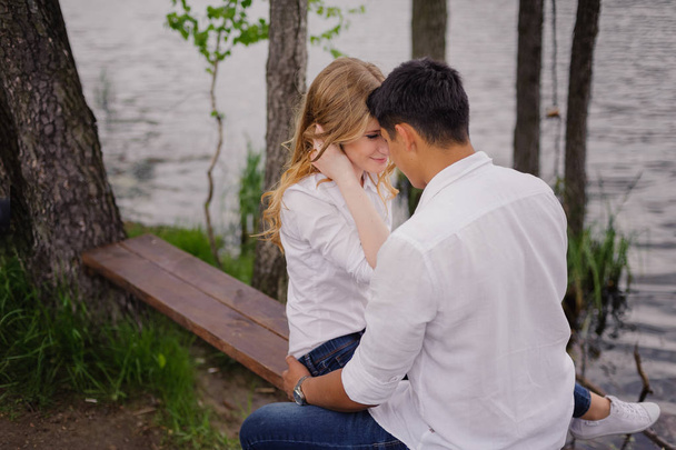 Couple aimant au bord du lac, une histoire d'amour
 - Photo, image