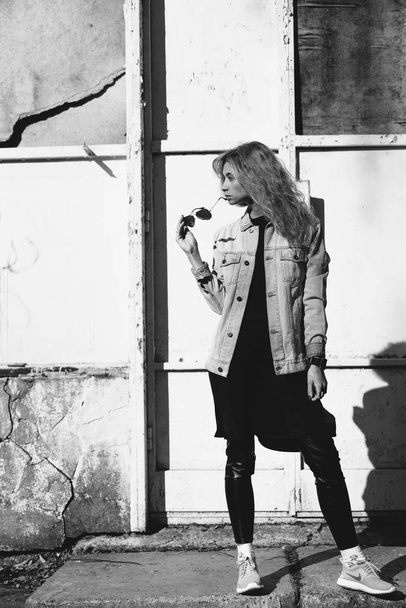 linda menina hipster contra a parede - Foto, Imagem