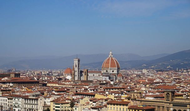 Increíble panorama de Florencia con Catedral de Santa Maria del Fiore vista desde el balcón Piazzale Michelangelo, Florencia, Italia
 - Foto, imagen