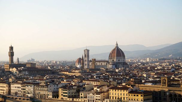 Дивовижна Панорама Флоренції з видом на собор Санта-Марія-дель-Фьоре з балкону Скандіччі, Флоренція, Італія - Фото, зображення