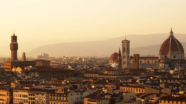 Εκπληκτικό ηλιοβασίλεμα Πανόραμα της Φλωρεντίας με τον καθεδρικό ναό της Santa Maria del Fiore και το παλάτι Palazzo Vecchio και γέφυρα Ponte Vecchio, θέα από το μπαλκόνι σε Πιατσάλε Μικελάντζελο, Φλωρεντία, Ιταλία  - Φωτογραφία, εικόνα