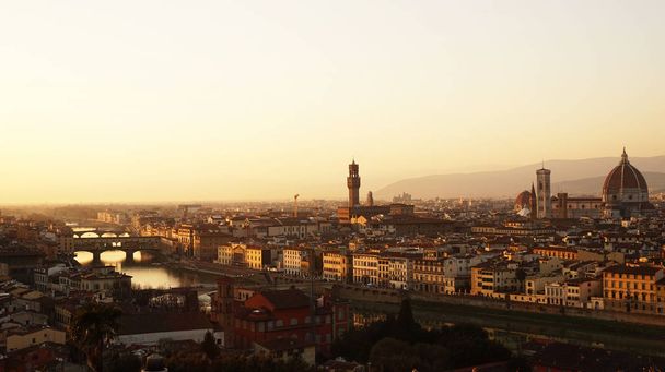 Удивительная панорама заката Флоренции с собором Санта Мария дель Фьоре, Палаццо Веккьо и мостом Понте Веккьо, Флоренция, Италия
  - Фото, изображение