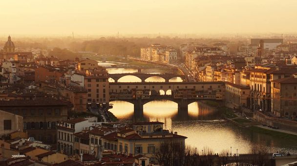 Increíble panorama al atardecer de Florencia con Ponte Vecchio Bridge, Florencia, Italia
  - Foto, Imagen