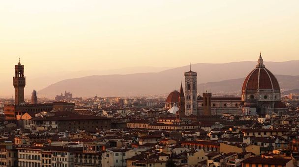 Increíble panorama al atardecer de Florencia con Catedral de Santa Maria del Fiore, Palacio Palazzo Vecchio y Puente Ponte Vecchio, Florencia, Italia
  - Foto, imagen