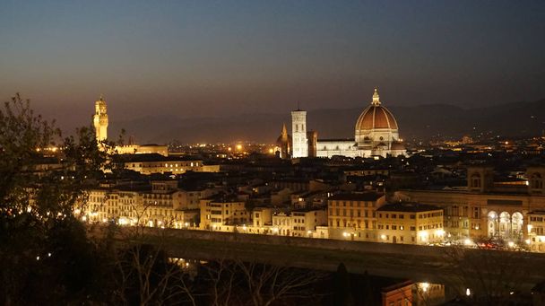 Καταπληκτική πανοραμική θέα της Φλωρεντίας το βράδυ με τον καθεδρικό ναό της Σάντα Μαρία ντελ Φιόρε, παλάτι Palazzo Vecchio, θέα από το μπαλκόνι Πιατσάλε Μικελάντζελο, Φλωρεντία, Ιταλία  - Φωτογραφία, εικόνα
