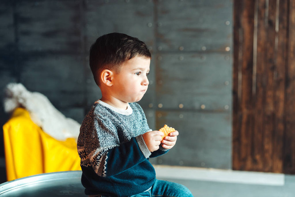 Маленький мальчик ест вкусное печенье
 - Фото, изображение
