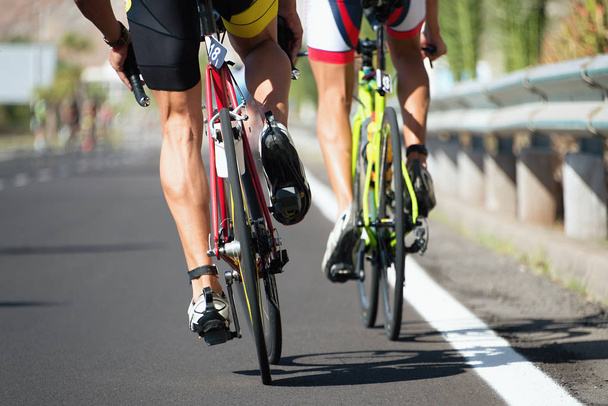 Wyścigu kolarskiego konkurencji o wysokiej prędkości - Zdjęcie, obraz