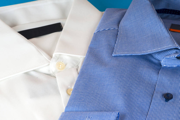 Montón de camisa azul y blanca de primer plano
 - Foto, Imagen