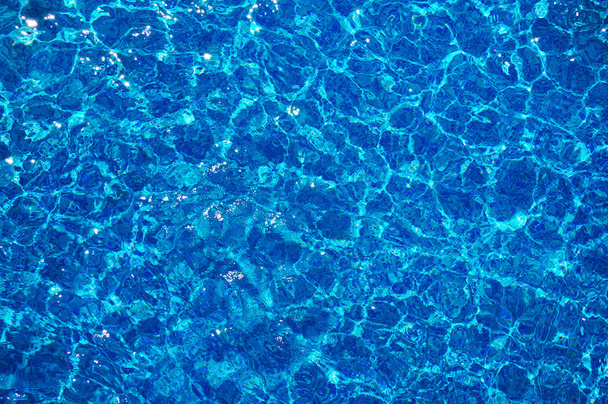 Сині прозорі водяні брижі басейну з мозаїчним дном
 - Фото, зображення