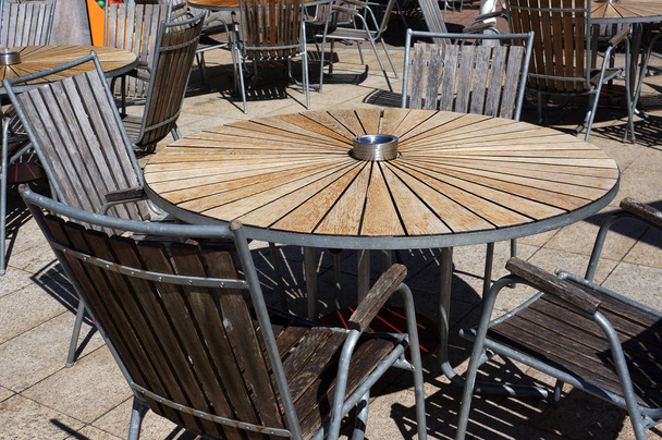 Holztisch und Stühle im Strandcafé. - Foto, Bild