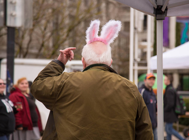 Senior mannelijke bunny oren straat - Foto, afbeelding