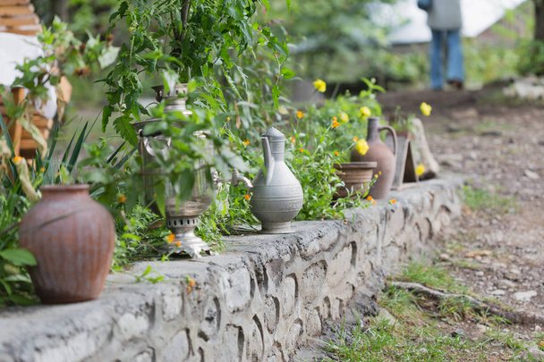 Декоративные глиняные горшки и металлические кувшины
  - Фото, изображение