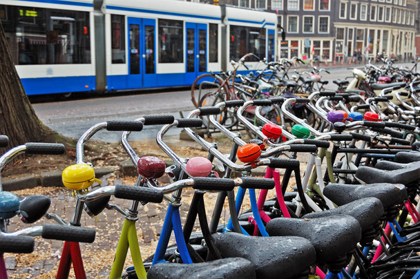 アムステルダムでの雨の日にバイク レンタル ステーション - 写真・画像