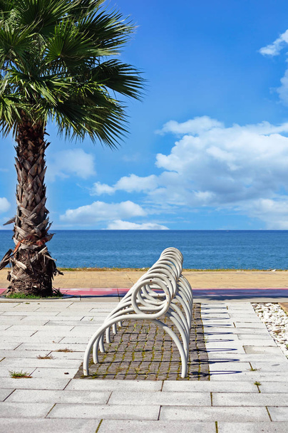 Prázdné kolo stojan na břehu moře - Fotografie, Obrázek