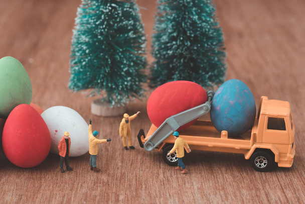 minyatür çalışma hazırlamak Paskalya yumurta dekorasyon için - Fotoğraf, Görsel