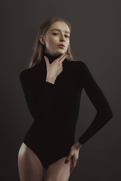 Teste modelo com mulher glamourosa em corpo preto sobre um estúdio cinza
 - Foto, Imagem