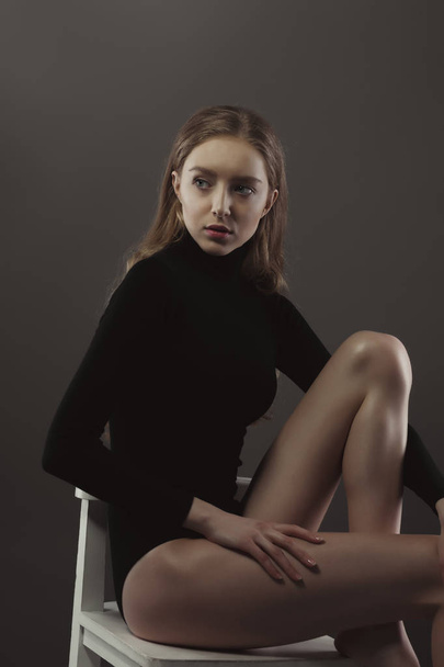 Modeli sınama cha üzerinde oturan siyah gövde göz alıcı bir model ile - Fotoğraf, Görsel