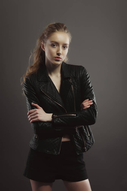 Jeune modèle glamour posant pour des tests de modèle en veste en cuir
 - Photo, image